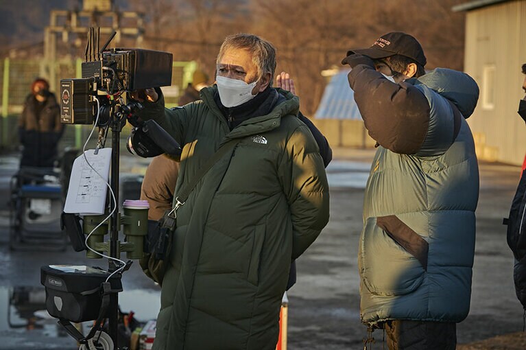 三池監督の、珍しいメガネなしショット！実はつぶらな瞳なんだよねえ。© 2022 Disney and its related entities