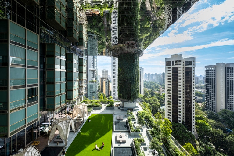 「グリーンコラム」と呼ばれる緑の円柱がアイコニック。