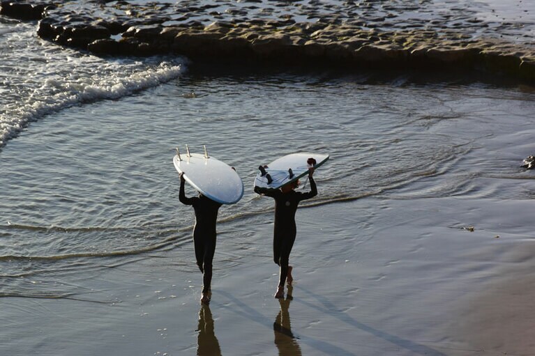 学校の友達なのか、じゃれあいながら家路につく少年たち。