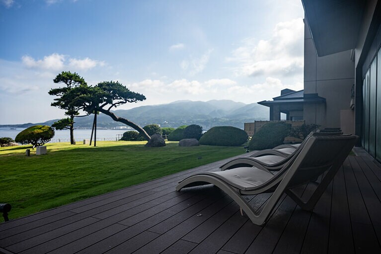 金山、段丘、海岸までを一望できるデッキ。