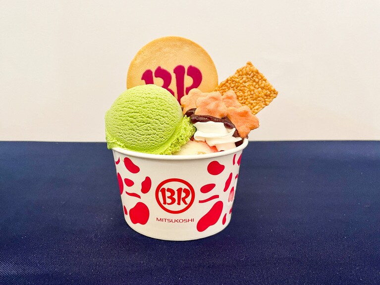 赤坂柿山 コラボ サンデー。トッピングは、慶長（もち米おかき）、プチフラワー（あられ）、あんこ、玉子せんべい、ホイップクリーム。