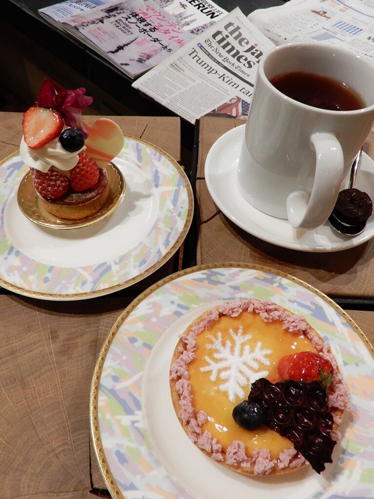 ベイクドチーズケーキ(手前)とストロベリータルト(奥)、両方ともおいしくてフォトジェニック。