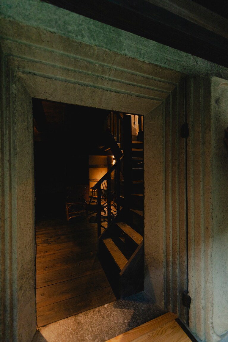 客室「眺蔵－ＮＡＧＡＭＥ ＧＵＲＡ－」。風が強い相川特有の「内蔵づくり」をリノベーションした客室。