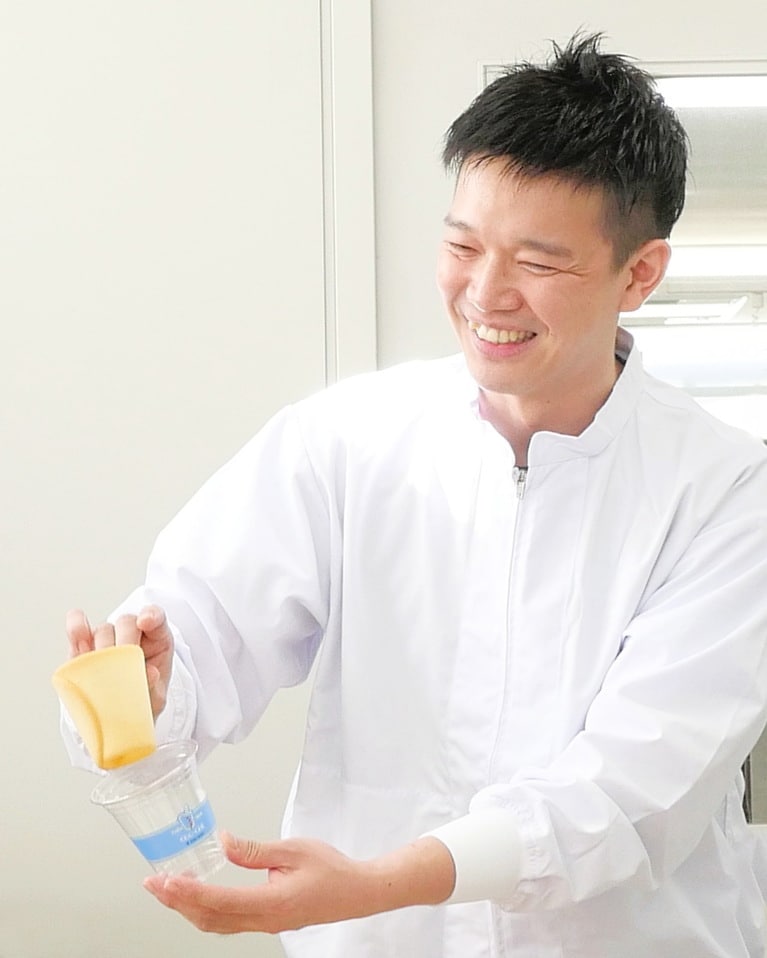 「こんなふうに入っています」。ヨックモック商品開発グループの戎谷浩明さんは、微笑みのスイーツ王子の異名がお似合い!?