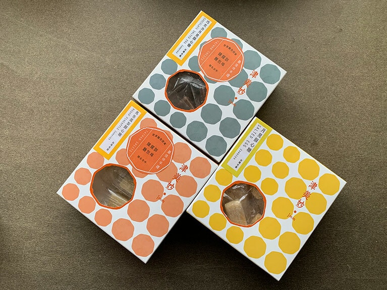 ドット柄の箱が可愛い「津美妙」の「酥心糖」。