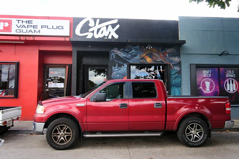 メスクラ・チャモロ・フュージョン・ビストロから歩いて3分ほどのスタックス。