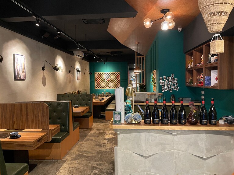 コンクリート打ちっ放しの壁と、グリーンのコントラストが映えを演出。