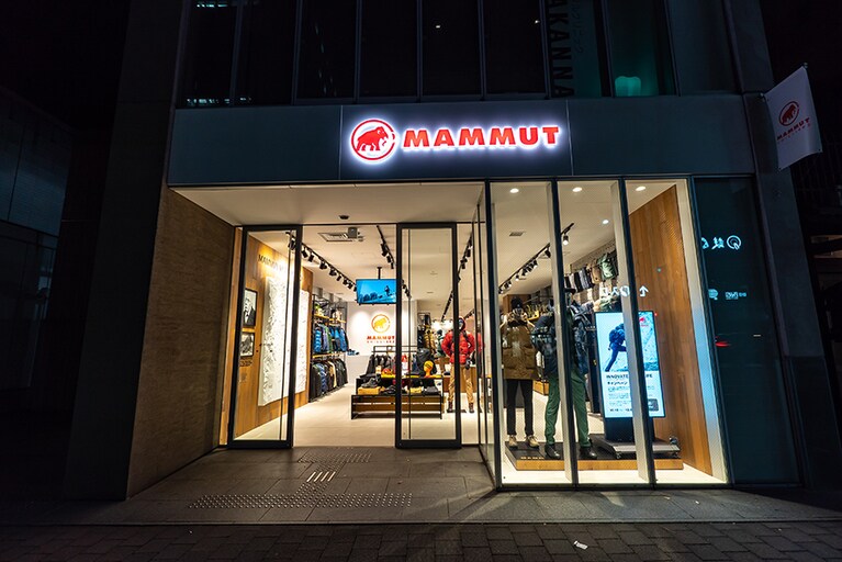 烏丸通り沿い、まさに京都の中心部にオープンした「マムート 京都」。