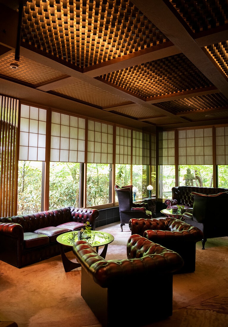 重厚なロビー。奥のサロンには県産ワインをグラスで楽しめるサーバーがある。1,800円～。