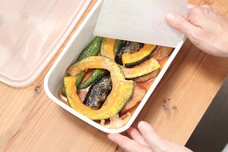 浸し液が野菜全体に行き渡るようにクッキングペーパーをかぶせると良い。