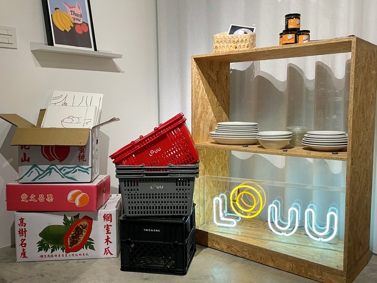 入り口のコーナー。台湾フルーツの段ボール箱も装飾に用いられています。