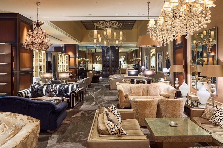 ピーターラビットとのコラボレーションによるスペシャルアフタヌーンティーは、1階の「ニューヨークラウンジ」（写真）、または客室（インルームダイニング）で堪能できる。