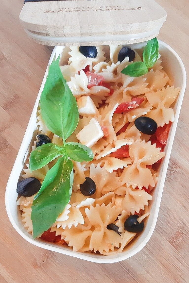 イタリアの友人にお弁当の写真を撮ってもらいました。左の写真の弁当箱の上段には、フォークや保冷剤を入れるスペースがあり、オリーブオイルを入れるための小さなケースまでついています。