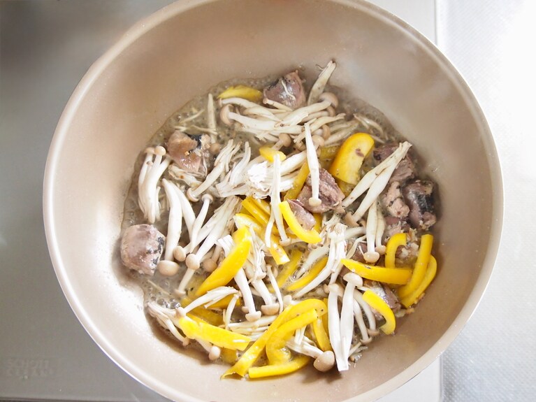 にんにくがきつね色になってきたら、（1）のしめじ、黄パプリカを加えて炒める。