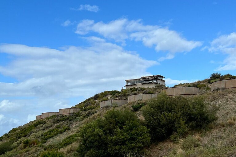 島内に残る戦跡。説明ボードも随所に配置されているので、参考に。