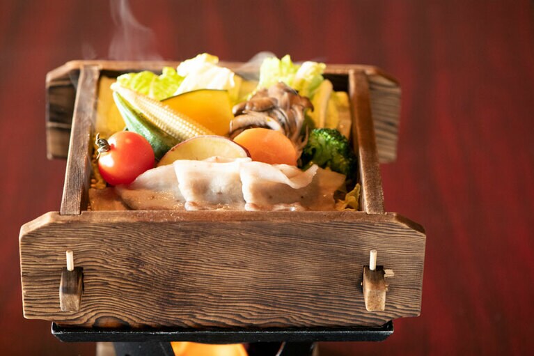 柔らかく蒸された豚肉や野菜は、しっとりジューシーで旨味が凝縮。