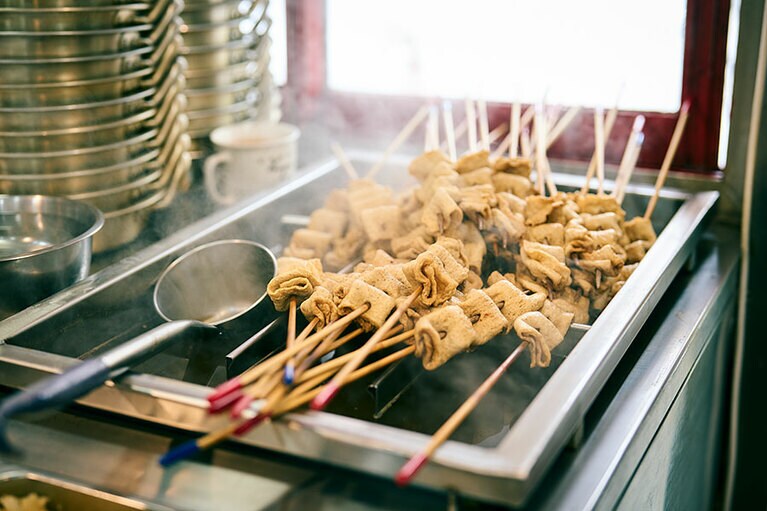 煮干しベースの出汁が染み込んだ韓国おでん、オムク W3,000。すり身おでんはソウルフード。