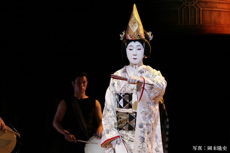 同じく『道成寺』。烏帽子をつけて、中啓を持って白拍子の舞を舞う場面。