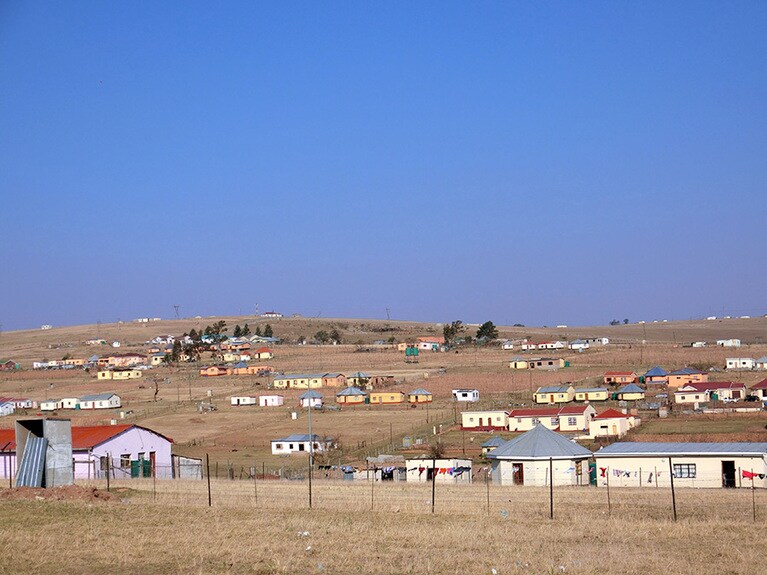 カラフルな家が点在するクヌ村。大きな施設はひとつもない。