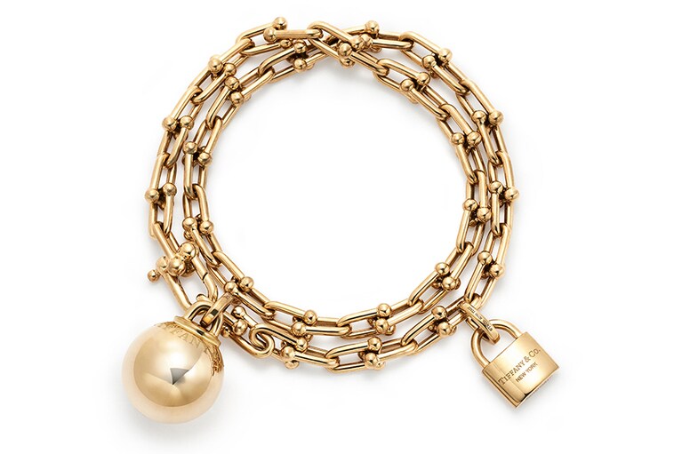 ティファニー ハードウェア ラップ ブレスレット(18K イエローゴールド) 1,199,000円。