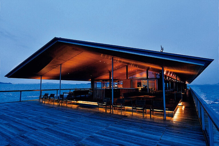 船首側に設けられた3階のオープンデッキで暮れゆく時間を過ごすのも至福。