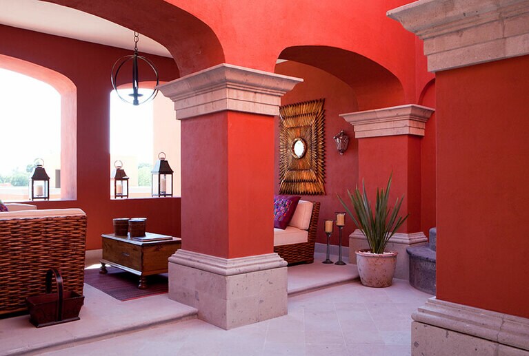 情熱的な朱色のエントランス。