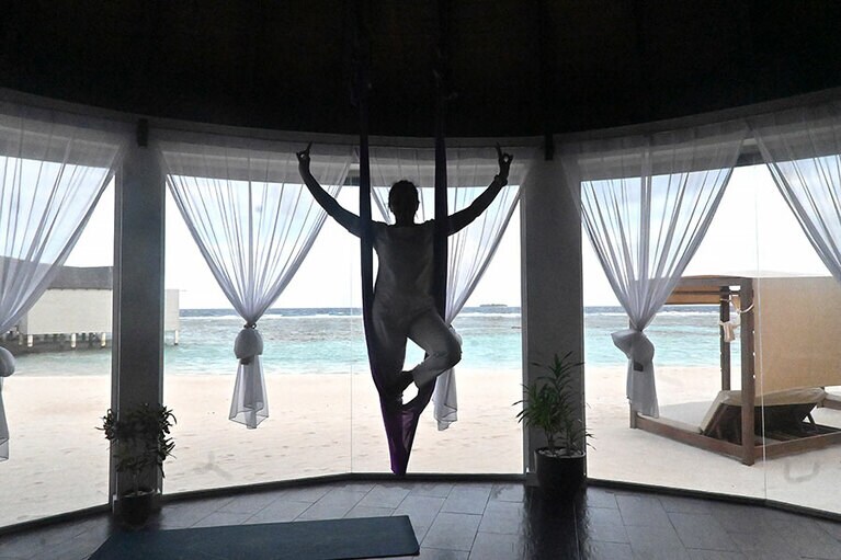 朝と夕方に無料のヨガセッションを開催。