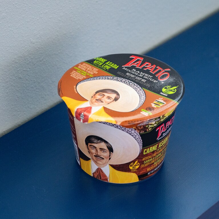 パッケージがたまらない「Tapatio」のカップラーメン。もちもちの麺もスパイシーなスープも秀逸です。2.50ドル。