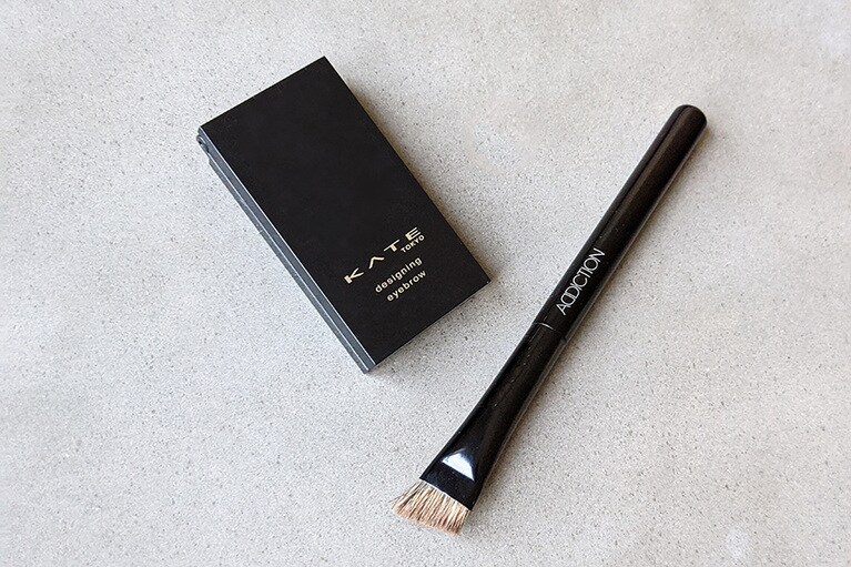 左から、ケイト デザイニング アイブロウ3D、アディクション アイブロウブラシ。