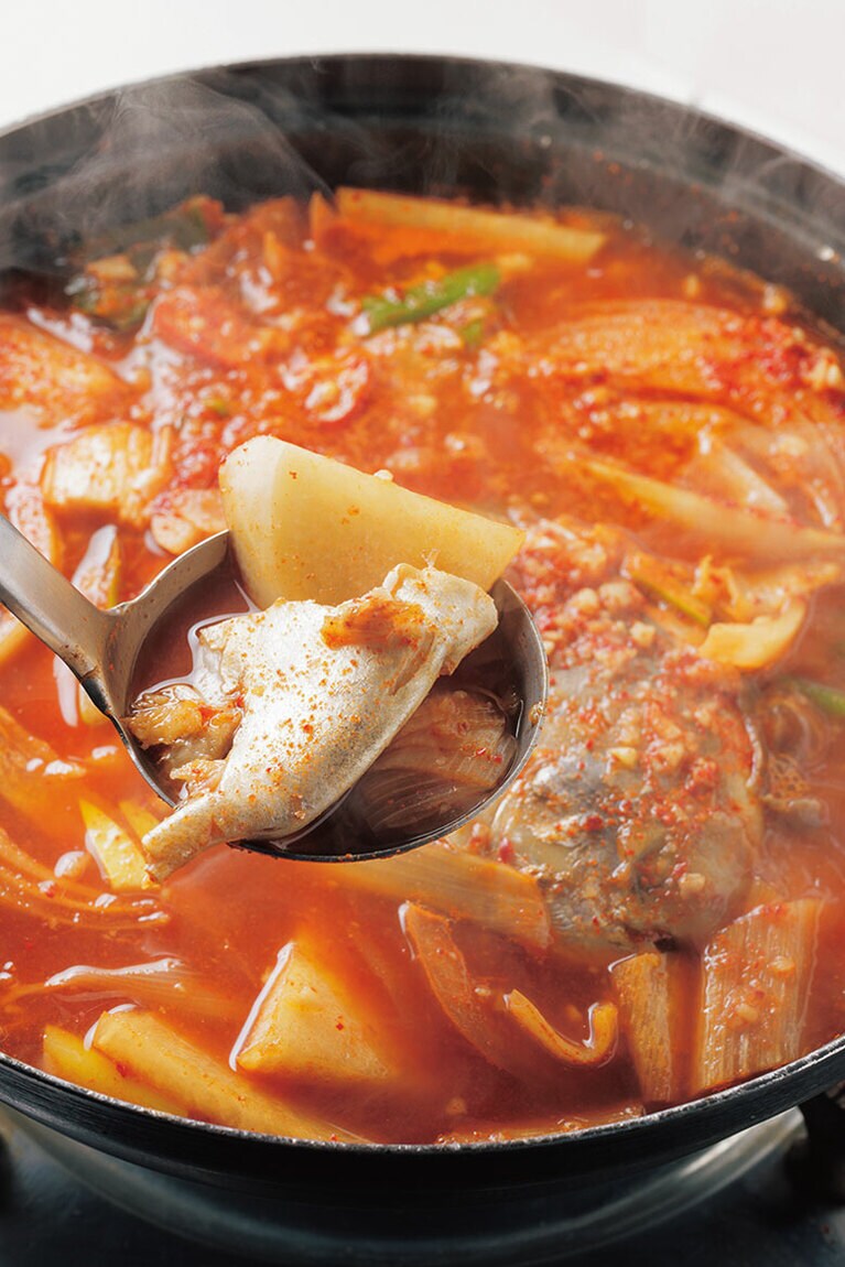 マナガツオの辛煮。麗水から直送のマナガツオを使用。たっぷりの汁にニンニクや赤唐辛子、玉ネギなども。時価。