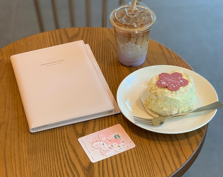 この時期ならではのドリンク「Midnight Cold Brew」と、こちらも期間限定の「チェリーフォレストケーキ」