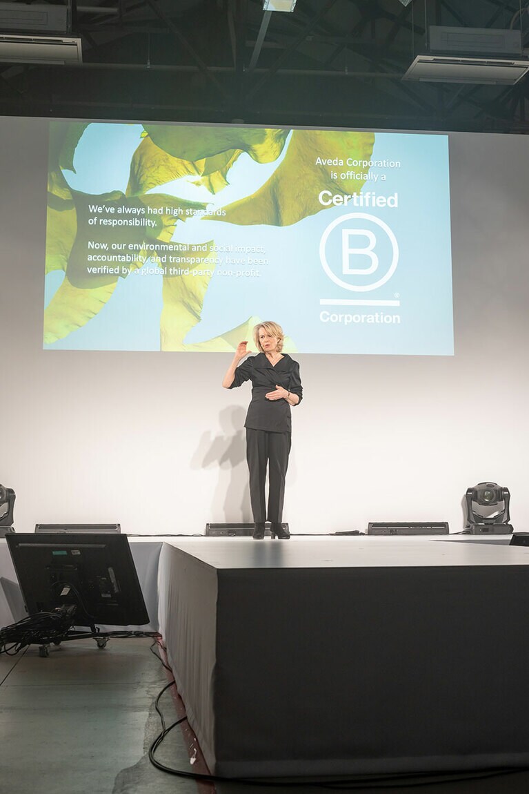 アヴェダのアジア太平洋地域イベントで、B Corp認証取得について語るアマンダさん。