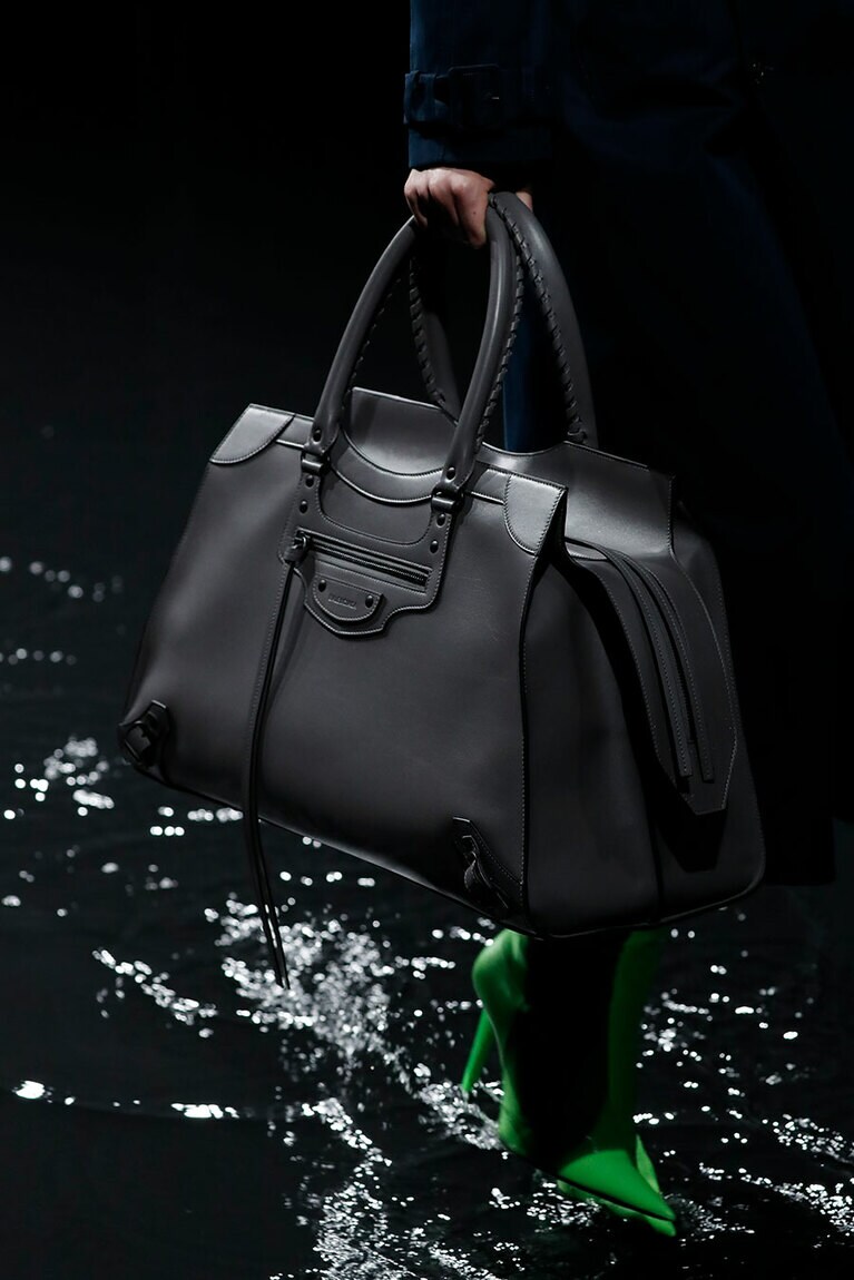 「ネオ クラシック シティ L」DARK GREY(スムーズカーフスキン／ブラックスタッズ)〈H32×W54×D23cm〉290,000円／バレンシアガ(バレンシアガ クライアントサービス)