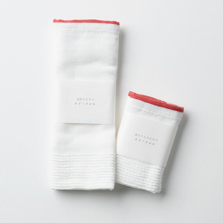 女性／赤ちゃんのためのボディタオル。左から：1,200円、660円。