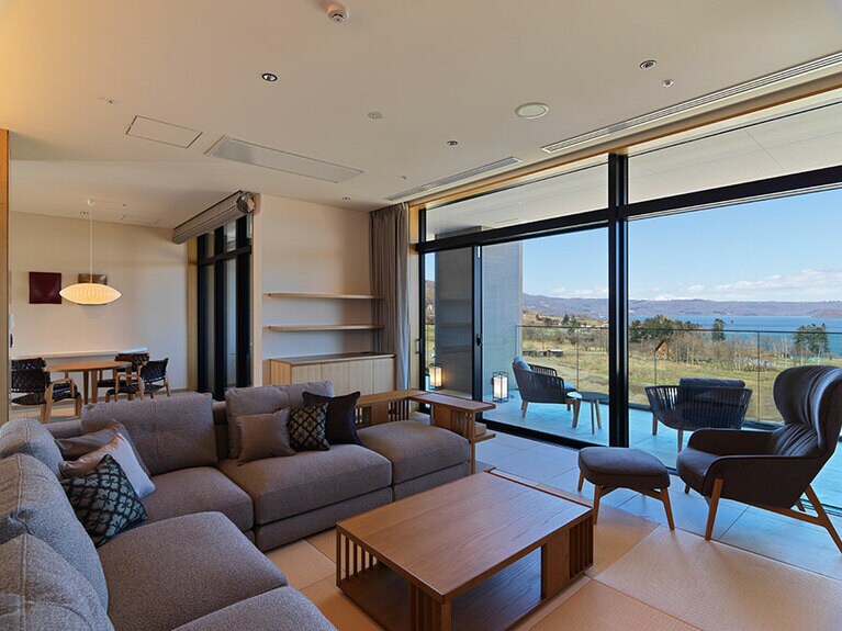 客室の一例。温泉露天風呂付プレミアスイート。