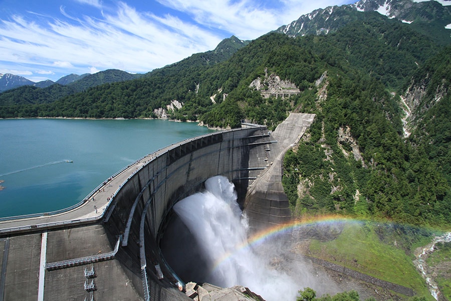 黒部ダム観光放水は、例年6月26日～10月15日に実施(天候などにより中止されることもあり)。