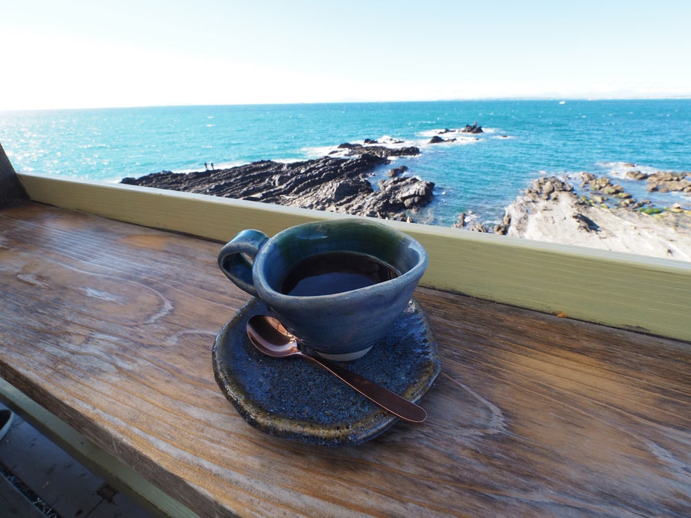 海を眺めて飲むコーヒーの味は最高。陶器の器も温かみがあって手になじむ。