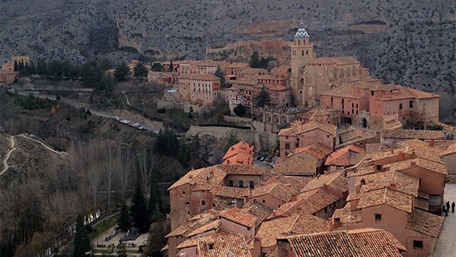 山間にひっそりと中世の面影を残す スペインでいちばん美しい村