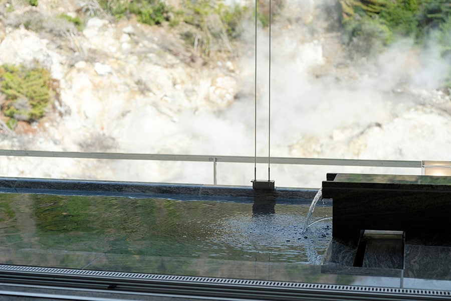 「客室付き露天風呂」では、目の前の雲仙地獄にたなびく湯けむりを眺めながら、露天風呂でゆっくり湯浴みを。