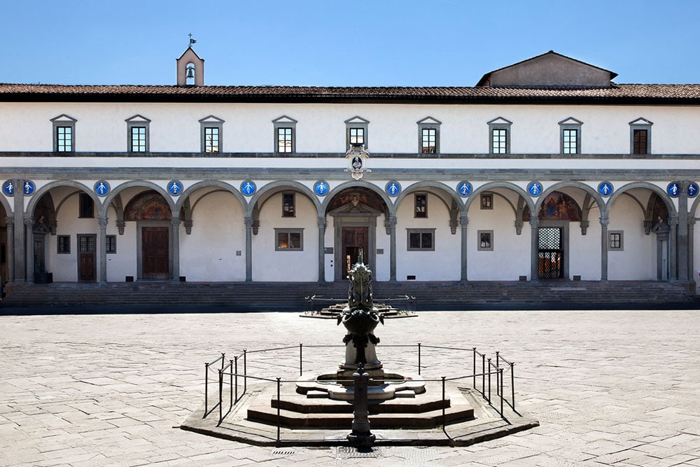 イタリア・フィレンツェの捨て子養育院美術館は、15世紀に建てられた孤児院の建物をそのまま利用。