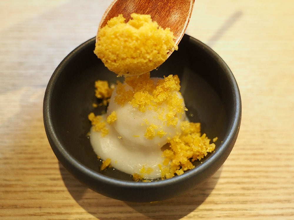 「菊子とカラスミ」。酢飯の上に白子と自然薯のソースがかかり、柚子の皮で香り付けした一品。カラスミをのせていただく。
