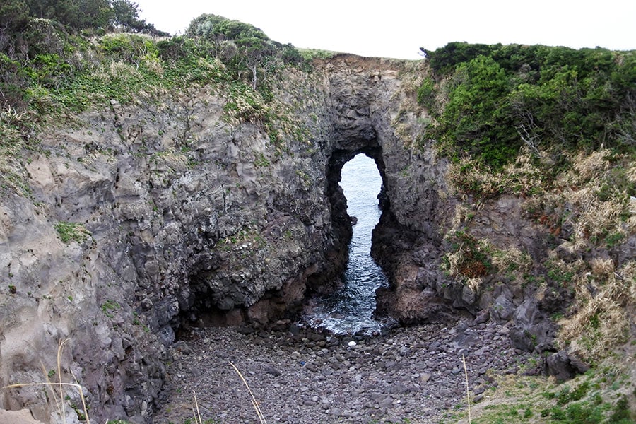 こちらは鬼の左足の足跡とされる洞穴。時期によっては穴から夕日が見えることも。