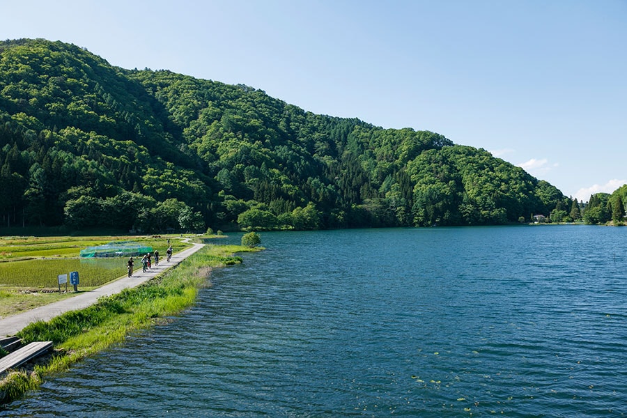 鹿島槍の麓で静かに水をたたえる仁科三湖(木崎湖・中綱湖・青木湖)の畔をサイクリング。そのほか、SUPなども体験できる。