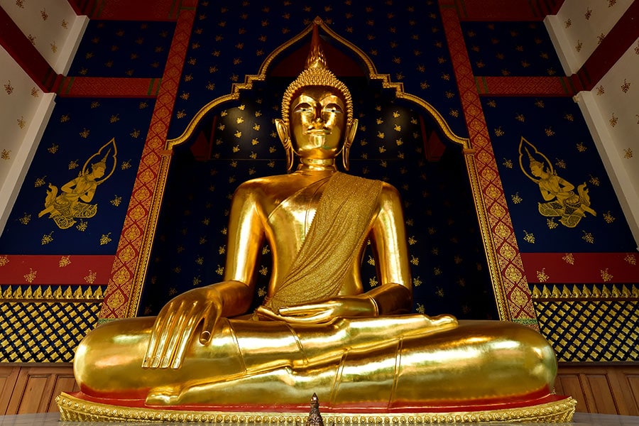 建立は、現王朝以前、14～18世紀のアユタヤ王朝時代まで遡る。堂内には、いくつもの仏像や黄金の涅槃像などが祀られている。