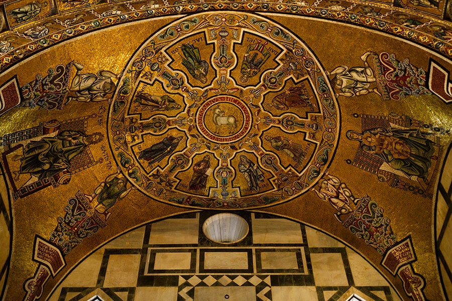 こちらは、クーポラではなく、東側に張り出した後陣の天井部分のモザイク画。モーセ、アブラハム、イサクなど、8名の聖人が描かれている。