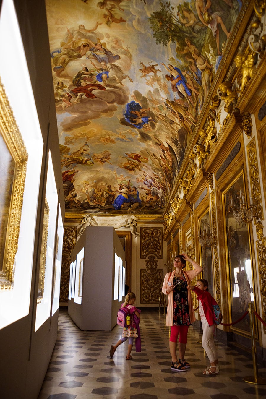天井のフレスコ画を描いたバロック後期の画家の名を戴く「ルカ・ジョルダーノの間」。