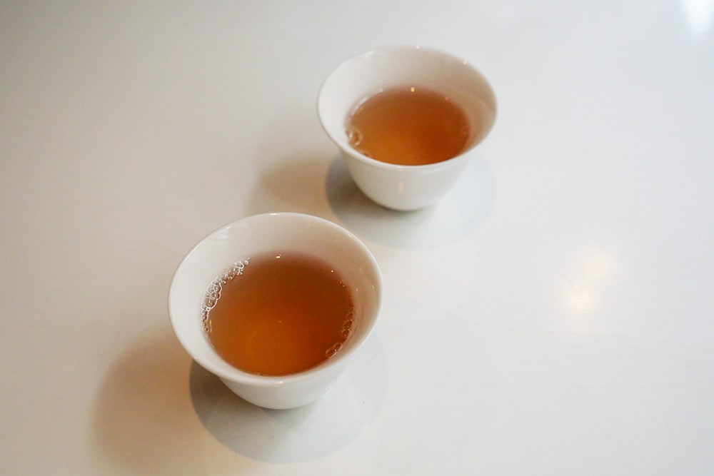 二品目のお茶は、10年熟成の烏龍茶。先のお茶と水色がまったく違います。