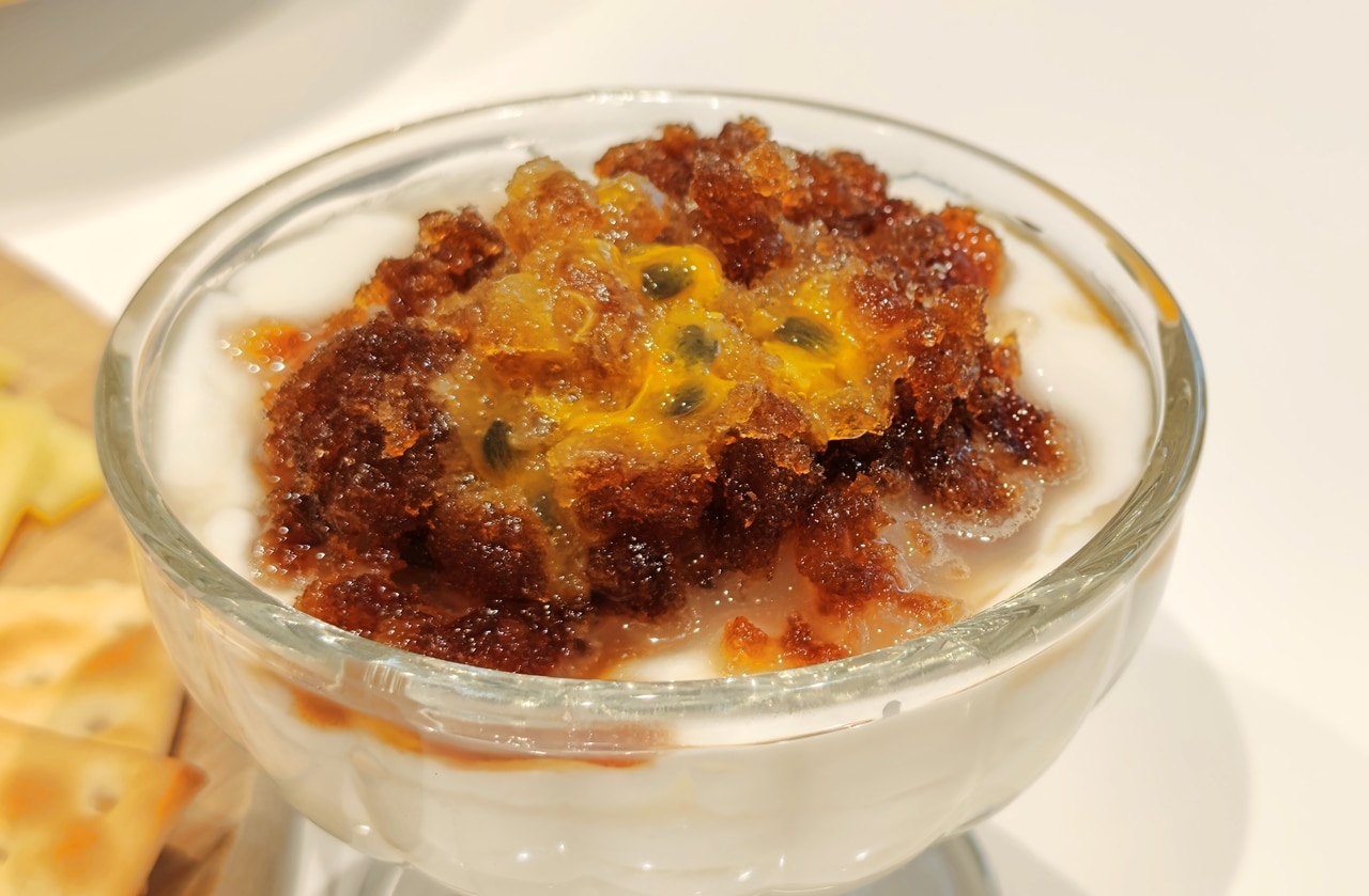 パッションフルーツの果汁と黒糖をのせた「乳花」は何度でも食べたくなる逸品です。