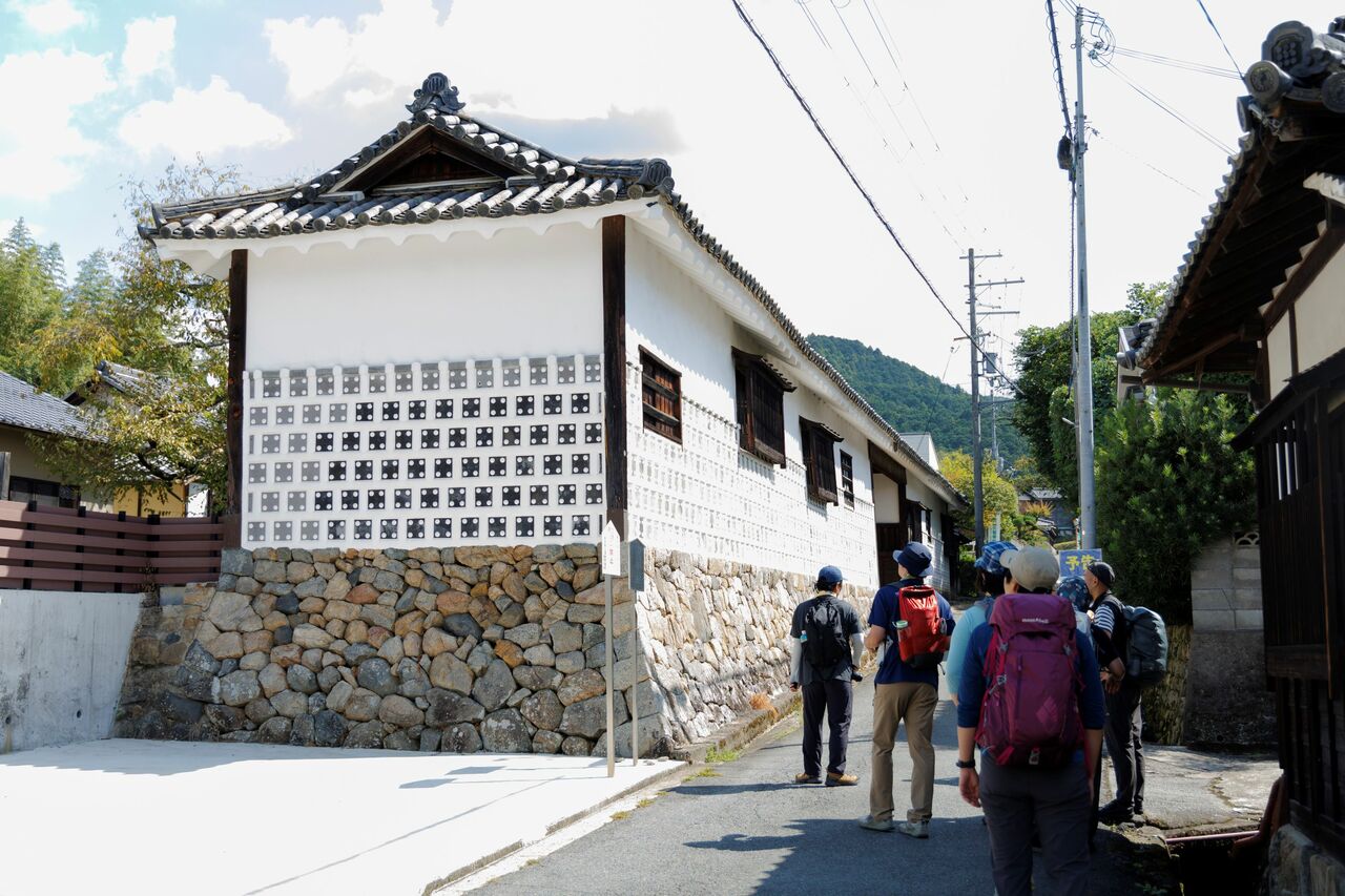 きれいに継承されてきた植村家長屋門。なかは東西それぞれ4部屋があるという。