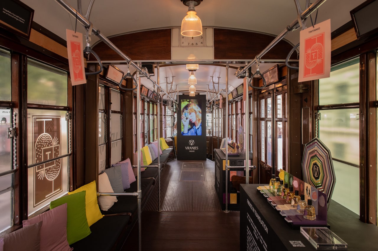 クラシックなトラムを装飾した特別車両でブランドの哲学に触れる。移ろう景色の中でしか味わえない没入感が心地よい。